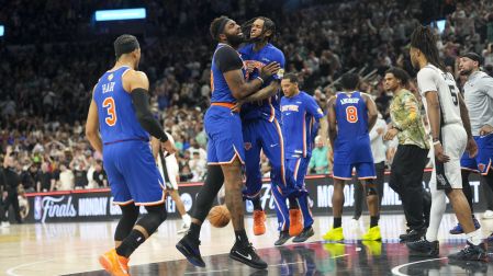 Jugadores de Knicks celebrando la victoria