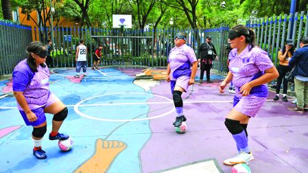 ciudad de mexico 06 de junio de 2026 entrevista y entrenamiento jugadaras futbol ciego ellas juegan MÈxico dice voy futbol rrrapido en el deportivo parque la moderna Foto: Hector Lopez