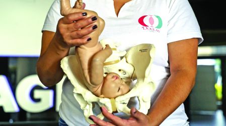Las integrantes del Colectivo Doula dan contención a la madre mediante la estimulación de los sentidos.