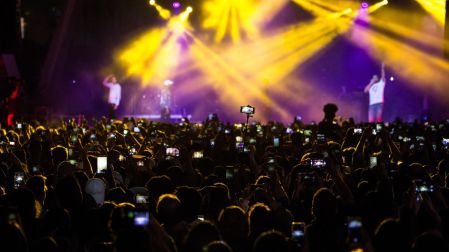 Madonna envía mensaje a los fans que pasan el concierto grabando