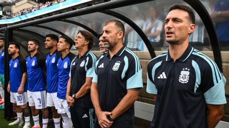 Lionel Scaloni entonando el Himno Nacional de Argentina.