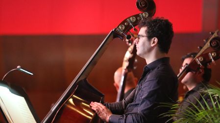 Edicson Ruiz, considerado uno de los más grandes exponentes del contrabajo solista, ha participado en numerosos conciertos solo, en grupos camarísticos o acompañado por orquestas de renombre en los cinco continentes.