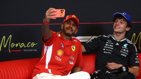 Andrea Kimi Antonelli celebra junto a Lewis Hamilton después de su victoria en Mónaco.