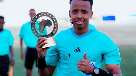 El árbitro Omar Abdulkadir Artan siendo reconocido como el mejor árbitro de África