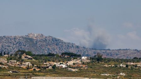 Columna de humo tras un bombardeo israelí en el sur del Líbano, cerca del Castillo de Beaufort