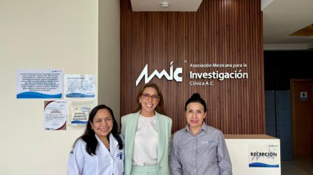 Integrantes del equipo de AMIC permanecen en la recepción del Centro de Investigación Clínica durante la apertura de la unidad en Pachuca.