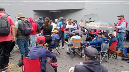 Maestros de la CNTE afuera de televisoras