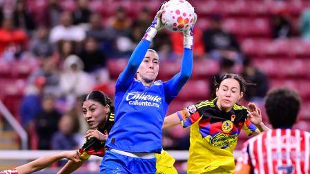 Celeste Espino en un partido entre Chivas vs América