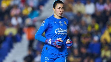 Celeste Espino en un partido con Chivas Femenil