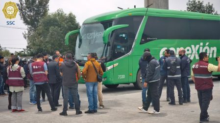 Encapsulan a estudiantes de Ayotzinapa en la caseta a Cuernavaca