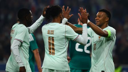 Olise festejando su gol con Mbappé y Dembélé