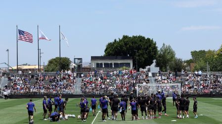 El combinado de Estados Unidos, en el entrenamiento abierto al público en el Irvine Sports Complex.