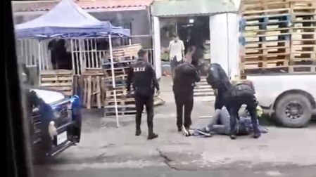 Un policía también resultó herido