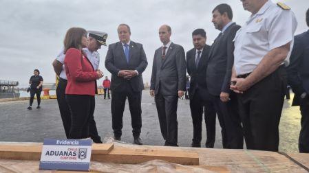 Representantes de Aduanas, Fiscalía y la Armada de Chile inspeccionan evidencia en un puerto durante la presentación del histórico decomiso de drogas ocultas en madera.