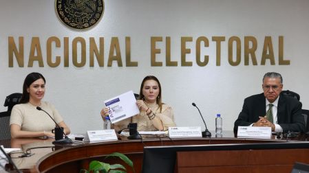 La consejera Carla Humphrey presentó la nueva credencial de elector.