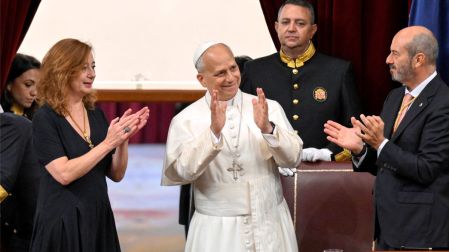 Papa León XIV pronunciando un discurso en la Cámara Baja de España.