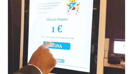 Cajero en Roma para dar limosna a la iglesia.