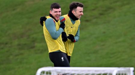 Diogo Jota y Robertson en un entrenamiento en Liverpool