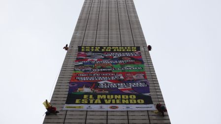 Activistas llegan a la Estela de Luz