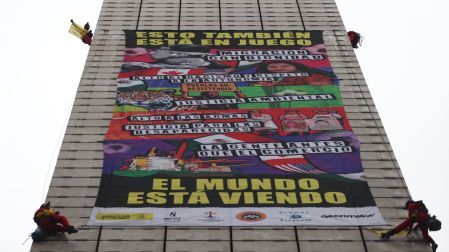 Activistas llegan a la Estela de Luz