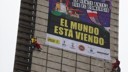 Activistas llegan a la Estela de Luz
