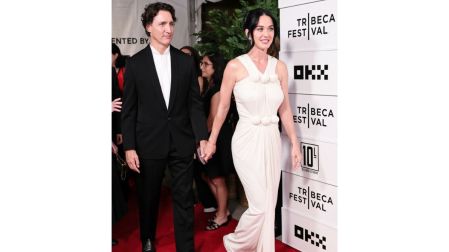 Justin Trudeau apostó por un clásico esmoquin negro que complementó a la perfección el estilismo de la artista.