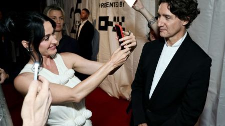 La intérprete confesó que el político se ha convertido en su principal apoyo emocional durante su gira mundial.