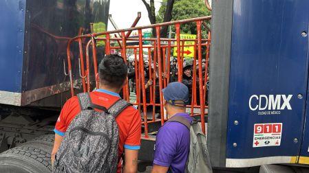 Barricadas para que no pasen los maestros de la CNTE