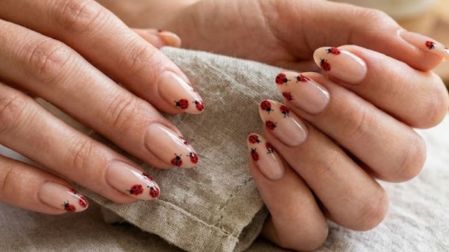 Las uñas de catarina (Ladybug nails) se consolidan como la tendencia más fresca y magnética del año. Este estilo llena tus manos de color, frescura y una vibra mística que promete atraer la abundancia a tu rutina diaria.Uñas de catarina (Ladybug nails): 5 diseños que te traerán la buena suerte