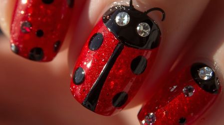 Uñas de catarina (Ladybug nails): 5 diseños que te traerán la buena suerte