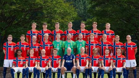 Después se tomaron otra foto con la playera de la selección de Noruega
