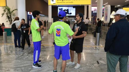Los voluntarios del Mundial se distinguen por sus peculiares uniformes en verde y morado, además de las acreditaciones .