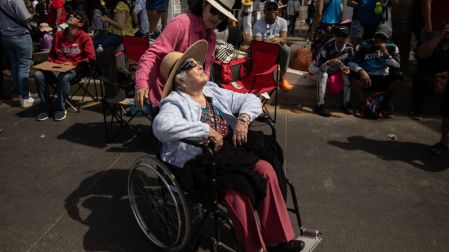 Personas miran un eclipse en calles de México
