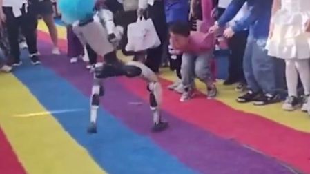 Robot golpea a niño.
