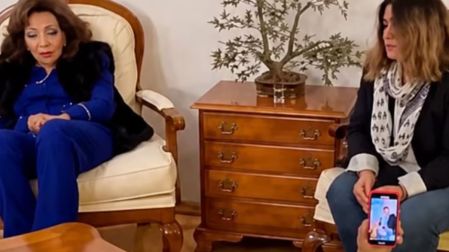 La actriz asistió a una reunión familiar donde disfrutó de una presentación de Tania Libertad.
