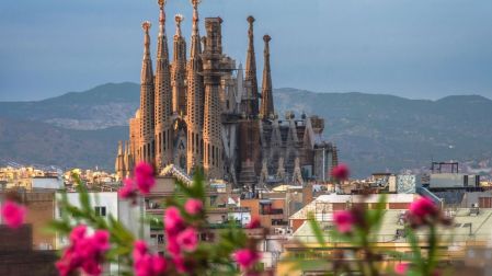 La Torre de Jesucristo alcanzó su altura definitiva, convirtiendo a la Sagrada Familia en la iglesia más alta del mundo.