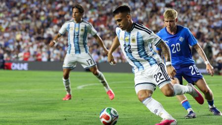 Lautaro Martínez provocó el penal a favor de la Albiceleste.