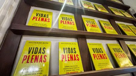 En el libro Vidas plenas, Salvador Alva propone elaborar un plan de vida e invertir en relaciones profundas.