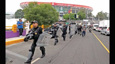 Policías resguardando las inmediaciones del Estadio Ciudad de México.