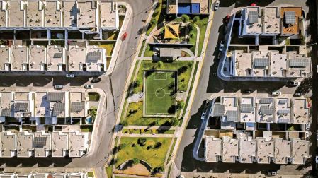 Campo de futbol en medio de una unidad habitacional de interés social en México.