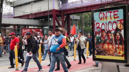 Marcha de integrantes de la CNTE