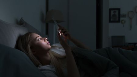 ¿Ver el celular en la oscuridad causa ceguera?