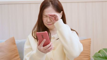 ¿Ver el celular en la oscuridad causa ceguera?