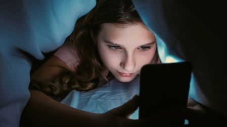 ¿Ver el celular en la oscuridad causa ceguera?