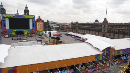 Vista general del montaje del Fan Fest del Mundial 2026 en el Zócalo capitalino.