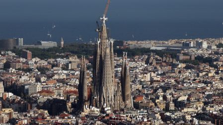 El sumo pontífice fue recibido ante la basílica por los reyes de España, Felipe VI y Letizia.