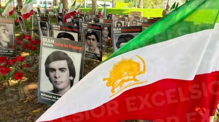 Los manifestantes plantaron rostros de iranís que identifican como víctimas fatales del régimen ayatola.