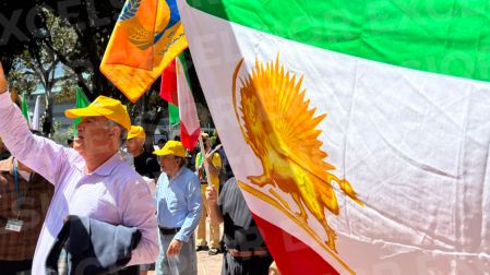 Los manifestantes plantaron rostros de iranís que identifican como víctimas fatales del régimen ayatola.