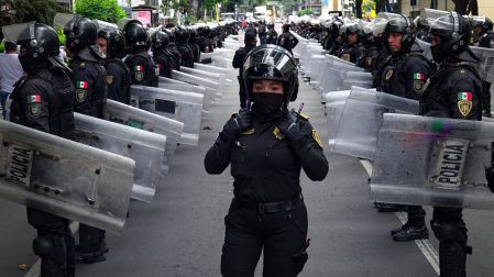CIUDAD DE MÉXICO 03JULIO2025.- Una policía camina entre elementos antimotín quienes mantenían formación antes de pretender repeler una manifestación.FOTO:ROGELIO MORALES /CUARTOSCURO.COM