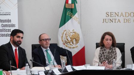 Roberto Lazzeri junto a otros funcionarios frente a la bandera de México en la sala del Senado de la República durante la reunión de la Comisión Permanente